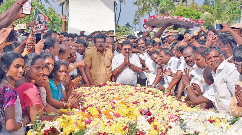 Counting for RK Nagar bypoll witnesses violence, Dhinakaran leading Counting for RK Nagar bypoll witnesses violence, Dhinakaran leading