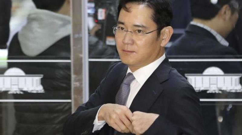 The vice-chairman of Samsung Electronics, 49, arrived at Seoul Central District Court on a justice ministry bus handcuffed (Photo: AP) The vice-chairman of Samsung Electronics, 49, arrived at Seoul Central District Court on a justice ministry bus handcuffed (Photo: AP)