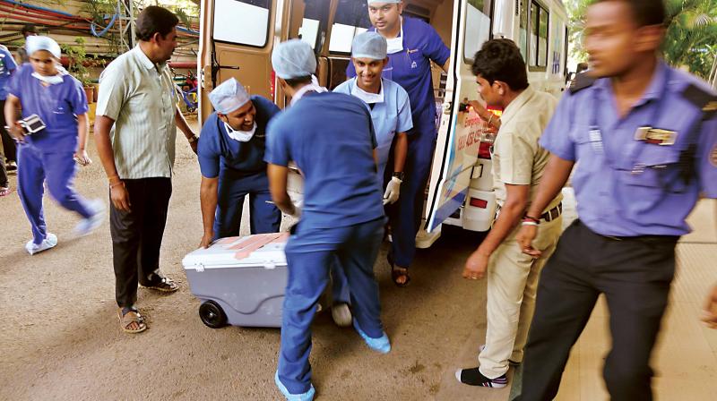 Medical staff carry the heart of Ravi to Narayana Health City in Bengaluru on Tuesday. Medical staff carry the heart of Ravi to Narayana Health City in Bengaluru on Tuesday.