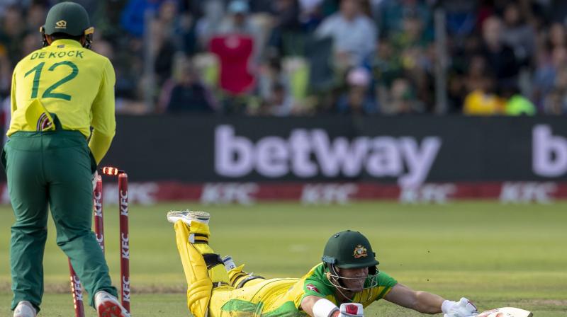 Opener David Warner scored an unbeaten half-century in vain as Australia blew what appeared to be a comfortable chase and South Africa claimed a 12-run victory in the second Twenty20 International on Sunday. (photo:AFP) Opener David Warner scored an unbeaten half-century in vain as Australia blew what appeared to be a comfortable chase and South Africa claimed a 12-run victory in the second Twenty20 International on Sunday. (photo:AFP)