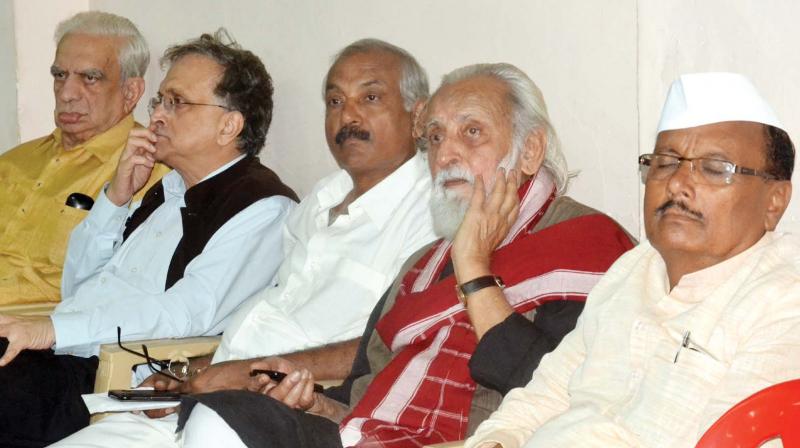 Actor Govindarao, historian Ramachandra Guha, film firector M.S. Sathyu, MLA B.R. Patil and others during the inaugural programme of the Literary Meet for the Tolerance Conference at Central College in Bengaluru on Sunday (Image: DC) Actor Govindarao, historian Ramachandra Guha, film firector M.S. Sathyu, MLA B.R. Patil and others during the inaugural programme of the Literary Meet for the Tolerance Conference at Central College in Bengaluru on Sunday (Image: DC)