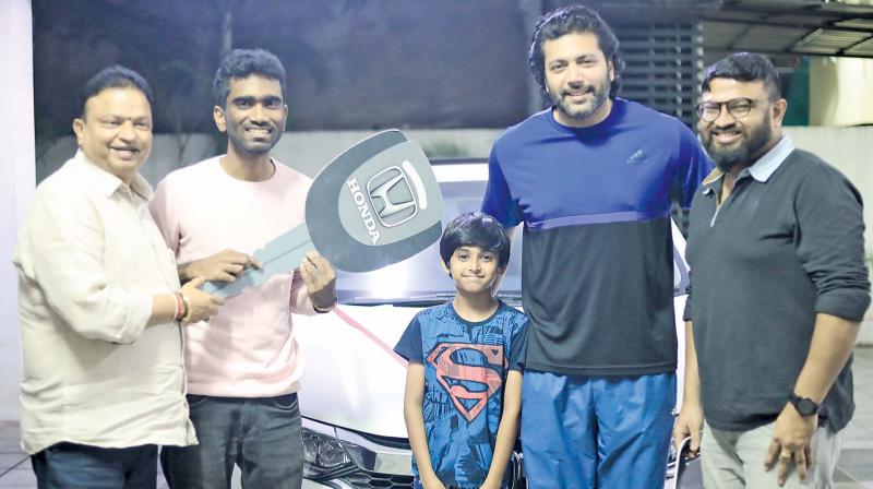 Isari Ganesh gifts car to Comali director Pradeep Isari Ganesh gifts car to Comali director Pradeep