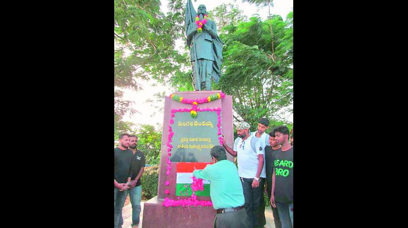 Ghantasala Gopi unveiling his grandfather, Pingali Venkayya’s statue. Ghantasala Gopi unveiling his grandfather, Pingali Venkayya’s statue.