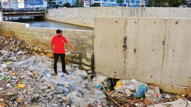 Anil from Ashwini Layout shows the broken wall of the major drain in Koramangala (Photo:Satish B) Anil from Ashwini Layout shows the broken wall of the major drain in Koramangala (Photo:Satish B)