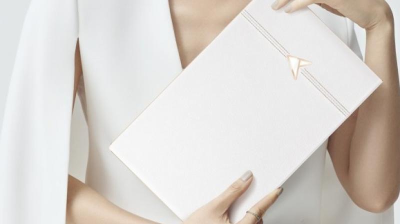 ASUS ZenBook Edition 30 features a luxurious design with a genuine leather lid cover and an 18-karat rose gold plated logo. ASUS ZenBook Edition 30 features a luxurious design with a genuine leather lid cover and an 18-karat rose gold plated logo.