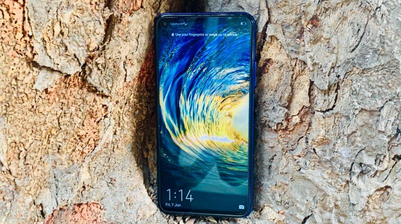 Built with an iconic glass back, the Honor 20’s rear comes with a mirrored finish that create subtle patterns and highlights that shine and move alongside its varied lengths. Built with an iconic glass back, the Honor 20’s rear comes with a mirrored finish that create subtle patterns and highlights that shine and move alongside its varied lengths.