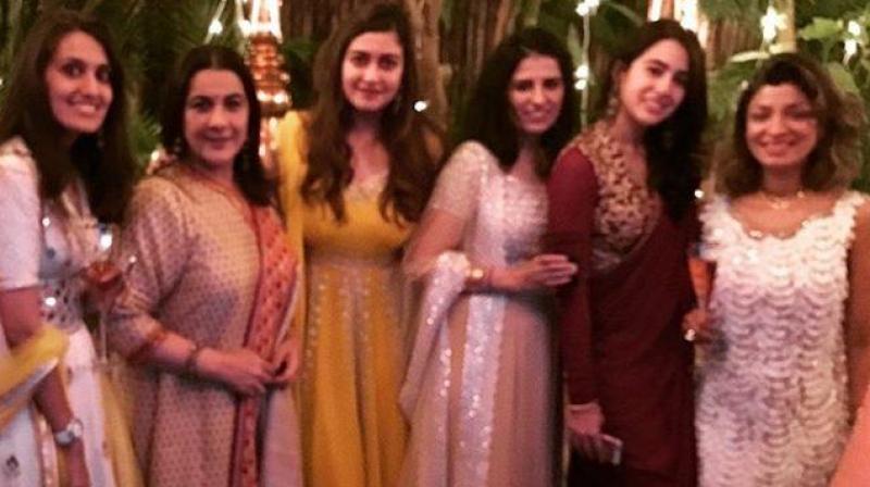Sara snapped with her mother, Amrita Singh, and their friends during Diwali celebrations. (PIc: @sarasultanfc) Sara snapped with her mother, Amrita Singh, and their friends during Diwali celebrations. (PIc: @sarasultanfc)