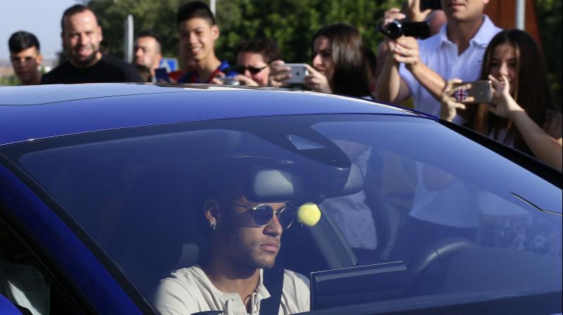 Neymar was allowed by manager Ernesto Valverde to skip practice in order to say goodbye to his team-mates ahead of his probable move to the PSG. (Photo: AP) Neymar was allowed by manager Ernesto Valverde to skip practice in order to say goodbye to his team-mates ahead of his probable move to the PSG. (Photo: AP)