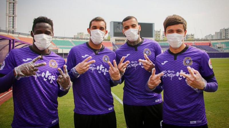 FC Ayang players wear masks and gloves as K-League returns to action. Twitter Photo