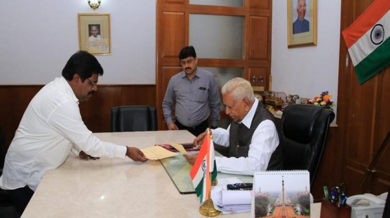 'I would by this letter, inform your good self that, I withdraw my support to the government headed by Shri H.D Kumaraswamy. In view of the same, suitable action may be taken,' the letter further read. (Photo: ANI) 'I would by this letter, inform your good self that, I withdraw my support to the government headed by Shri H.D Kumaraswamy. In view of the same, suitable action may be taken,' the letter further read. (Photo: ANI)