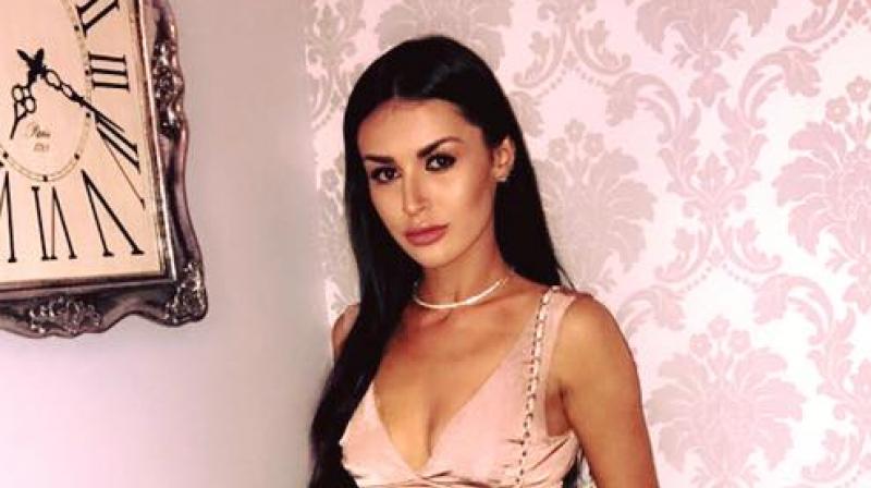 Carla Cressy suffers from frozen pelvis disease. (Photo: Facebook /Carla MarieXx Cressy) Carla Cressy suffers from frozen pelvis disease. (Photo: Facebook /Carla MarieXx Cressy)