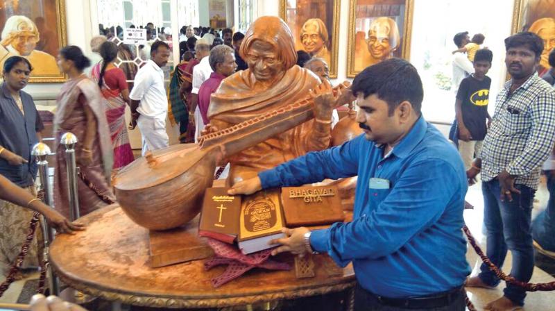 Grandnephew Sheik Saleem placing Quran and Bible at Kalam’s statue in his memorial. (Photo: DC) Grandnephew Sheik Saleem placing Quran and Bible at Kalam’s statue in his memorial. (Photo: DC)