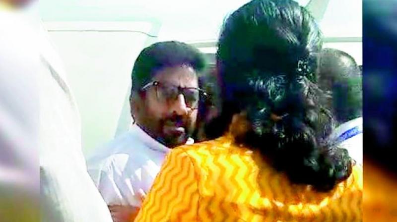 A screen grab of Shiv Sena MP allegedly hitting the AI official. A screen grab of Shiv Sena MP allegedly hitting the AI official.