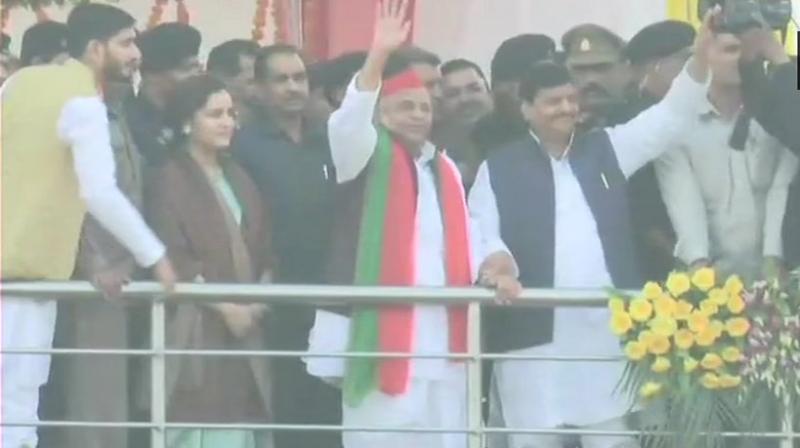 Sporting a red cap and a red-yellow-green scarf of the SSM, Mulayam drove in minutes after his younger daughter-in-law Aparna Yadav arrived. (Photo: ANI | Twitter) Sporting a red cap and a red-yellow-green scarf of the SSM, Mulayam drove in minutes after his younger daughter-in-law Aparna Yadav arrived. (Photo: ANI | Twitter)