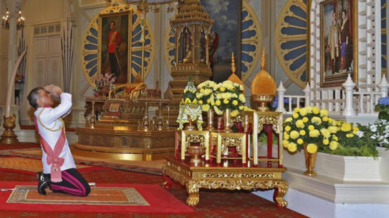 Thailand 's new king Maha Vajiralongkorn Bodindradebayavarangkun pays his respects to a portrait of the late Thai King Bhumibol Adulyadej. (Photo: AP) Thailand 's new king Maha Vajiralongkorn Bodindradebayavarangkun pays his respects to a portrait of the late Thai King Bhumibol Adulyadej. (Photo: AP)