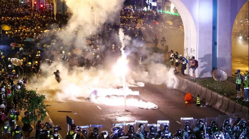 The financial hub's roiling unrest took a dark turn late Sunday when gangs of men -- most wearing white T-shirts and carrying bats, sticks and metal poles -- set upon anti-government demonstrators as they returned from another huge march earlier that day. (Photo: AFP) The financial hub's roiling unrest took a dark turn late Sunday when gangs of men -- most wearing white T-shirts and carrying bats, sticks and metal poles -- set upon anti-government demonstrators as they returned from another huge march earlier that day. (Photo: AFP)