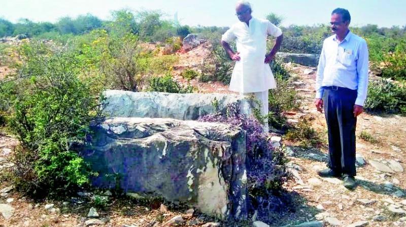 Dr. E. Sivanagireddy, archaeologist and CEO, Cultural Centre Of Vijayawada & Amaravathi(CCVA) along with Gudapati Padmasekhar, member Trust board Of Durga Malleswara Swamy temple, Vijayawada inspect Iron Age tombs found at Tangeda village, Guntur district. — DC Dr. E. Sivanagireddy, archaeologist and CEO, Cultural Centre Of Vijayawada & Amaravathi(CCVA) along with Gudapati Padmasekhar, member Trust board Of Durga Malleswara Swamy temple, Vijayawada inspect Iron Age tombs found at Tangeda village, Guntur district. — DC