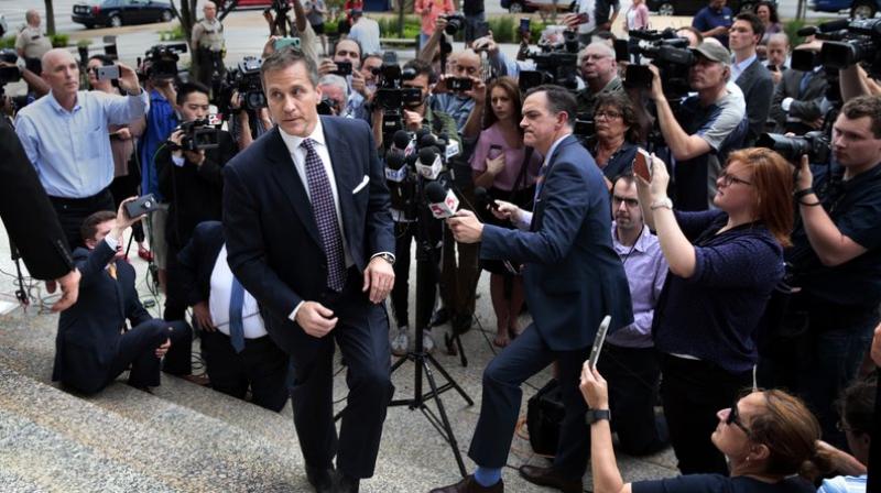 Gov. Eric Greitens leaves the civil courts building in St. Louis, Mo., after speaking with reporters after a felony invasion-of-privacy case against him was dismissed. (Photo: AP) Gov. Eric Greitens leaves the civil courts building in St. Louis, Mo., after speaking with reporters after a felony invasion-of-privacy case against him was dismissed. (Photo: AP)