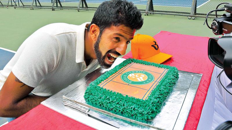 Rohan Bopanna strikes a pose with the cake at the KSLTA in Bengaluru on Saturday. (Photo: SATISH. B) Rohan Bopanna strikes a pose with the cake at the KSLTA in Bengaluru on Saturday. (Photo: SATISH. B)