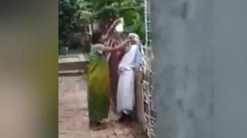 The video footage shows the accused Swapna Pal repeatedly pulling the hair of her 75-year-old mother-in-law Jashoda Pal. (Screengrab | @KPSouthsubnDiv) The video footage shows the accused Swapna Pal repeatedly pulling the hair of her 75-year-old mother-in-law Jashoda Pal. (Screengrab | @KPSouthsubnDiv)