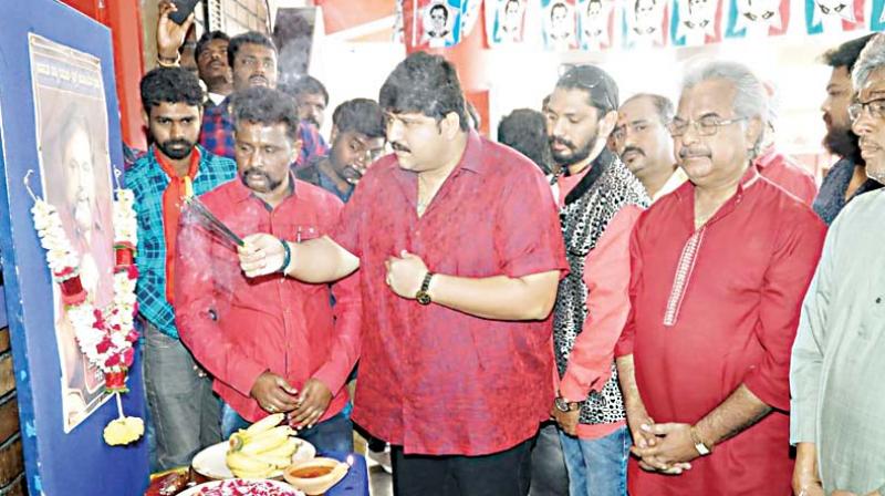 Fans pay tribute to Rajinikanth’s friend and actor-politician, late Ambareesh on the day of the release of 2.0, at Rex Theatre in Bengaluru on Thursday —DC Fans pay tribute to Rajinikanth’s friend and actor-politician, late Ambareesh on the day of the release of 2.0, at Rex Theatre in Bengaluru on Thursday —DC