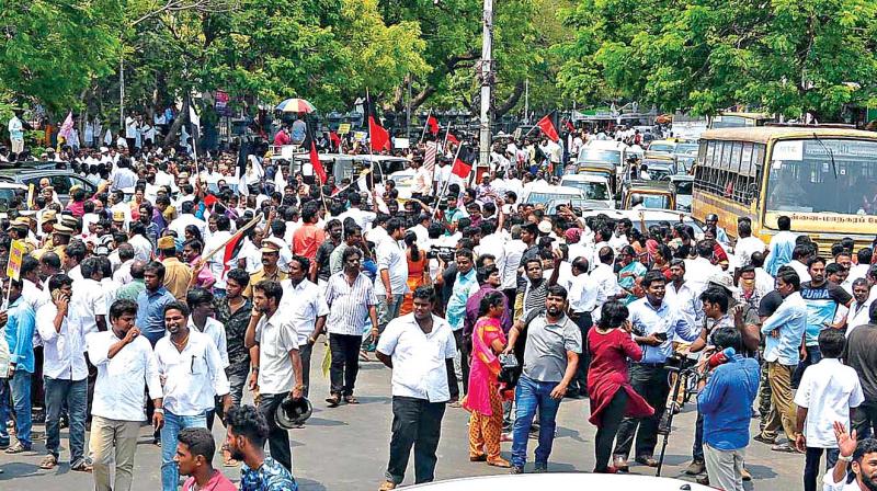 Opposition party cadres protest near Valluvar Kottam demanding formation of CMB on Sunday. (Photo: DC) Opposition party cadres protest near Valluvar Kottam demanding formation of CMB on Sunday. (Photo: DC)