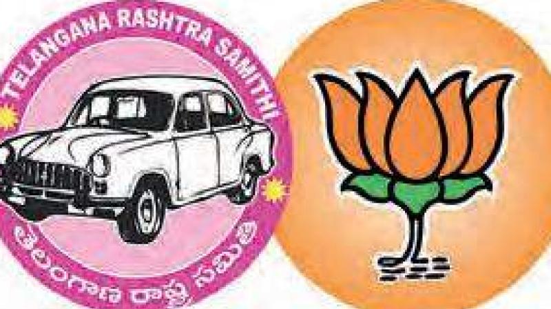 The supporters of the two parties clashed and two BJP supporters were injured. The supporters of the two parties clashed and two BJP supporters were injured.
