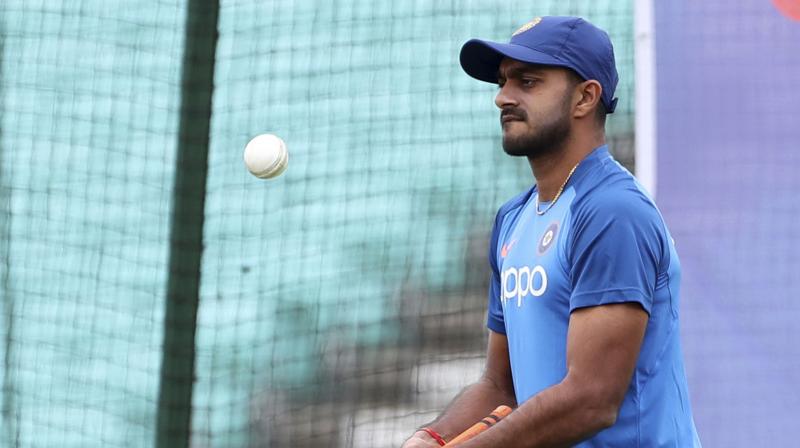 Shankar looked in considerable pain and left the nets immediately. (Photo: AP) Shankar looked in considerable pain and left the nets immediately. (Photo: AP)