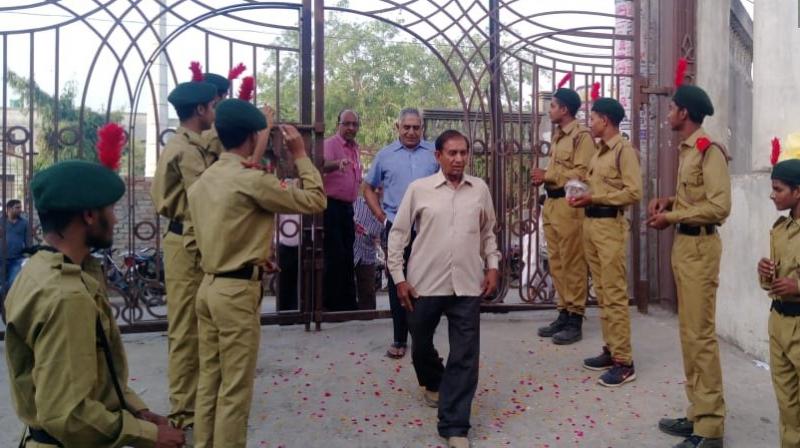 National Cadet Corps (NCC) volunteers beat drums and showered flower petals to greet voters as they reached a polling station under the Baghpat Lok Sabha seat in Uttar Pradesh on Thursday morning. (Photo: ANI | Twitter) National Cadet Corps (NCC) volunteers beat drums and showered flower petals to greet voters as they reached a polling station under the Baghpat Lok Sabha seat in Uttar Pradesh on Thursday morning. (Photo: ANI | Twitter)