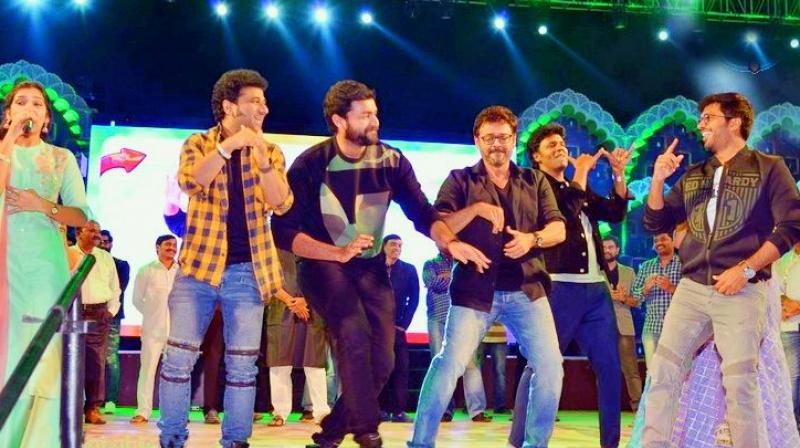 Devi Sri Prasad, Varun Tej, Venkatesh, Anil Ravipudi were seen dancing on the stage Devi Sri Prasad, Varun Tej, Venkatesh, Anil Ravipudi were seen dancing on the stage