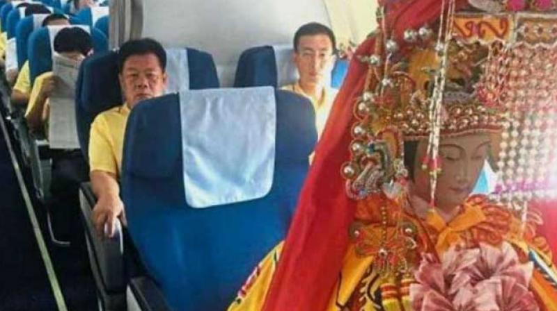 Chinese deities seen flying business class, become online sensation. (Photo: Shanghaiist.com) Chinese deities seen flying business class, become online sensation. (Photo: Shanghaiist.com)
