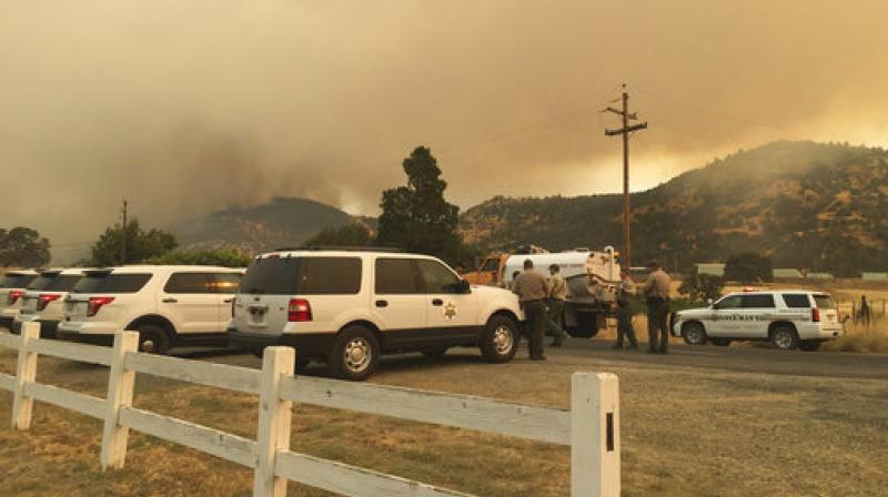 Merced and Mariposa County Sheriff's Office members gather during a wildfire in Mariposa County, California. (Photo: AP) Merced and Mariposa County Sheriff's Office members gather during a wildfire in Mariposa County, California. (Photo: AP)