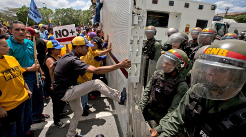 In a statement, the Venezuelan Red Cross said it had received "medicines, medical supplies and power generators" that will be distributed in hospitals across the country, which is experiencing the worst crisis in its recent history. (Photo: AP) In a statement, the Venezuelan Red Cross said it had received "medicines, medical supplies and power generators" that will be distributed in hospitals across the country, which is experiencing the worst crisis in its recent history. (Photo: AP)