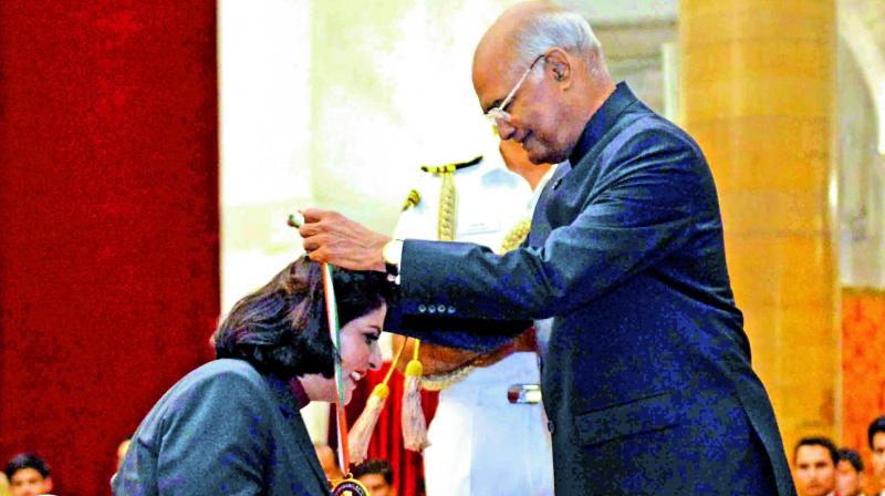 President Ram Nath Kovind presents the Rajiv Gandhi Khel Ratna award to Paralympic silver-medallist Deepa Malik at a function in New Delhi on Thursday. (Photo: Deccan Chronicle) President Ram Nath Kovind presents the Rajiv Gandhi Khel Ratna award to Paralympic silver-medallist Deepa Malik at a function in New Delhi on Thursday. (Photo: Deccan Chronicle)