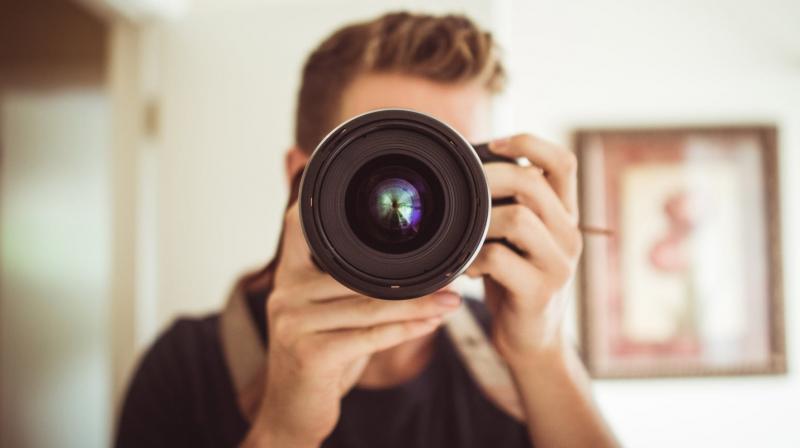 Taking photos daily reduces loneliness. (Photo: Pexels) Taking photos daily reduces loneliness. (Photo: Pexels)
