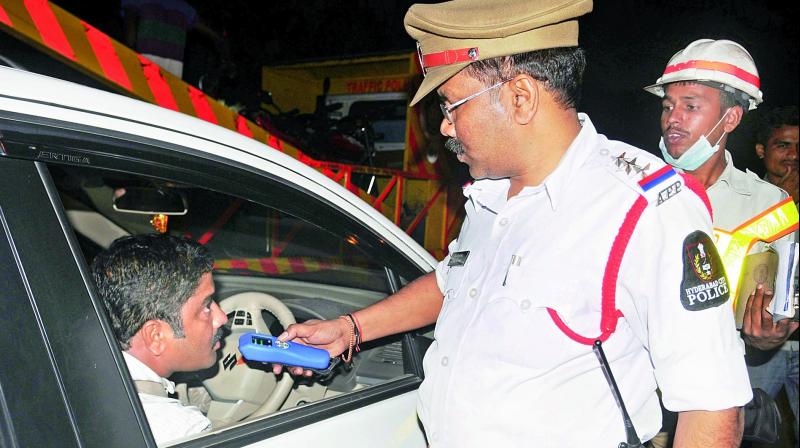 Cops during a drunken driving check in the city Cops during a drunken driving check in the city