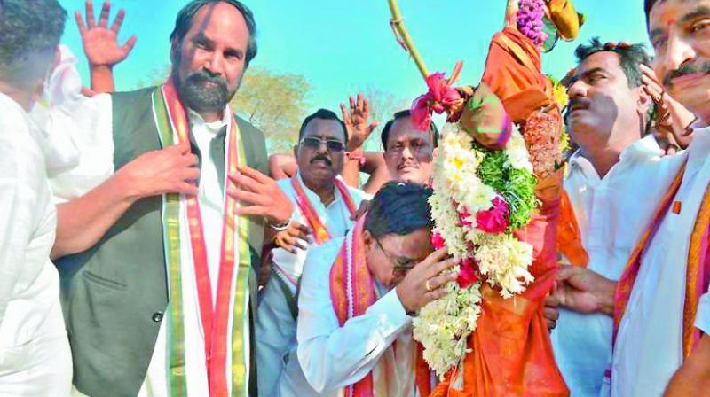 TPCC leader Uttam Kumar Reddy along with Ponnala Lakshmaiah and others offer prayers to Sammakka-Saralamma on the last day of the Medaram Jatara on Saturday. — P. Anil Kumar TPCC leader Uttam Kumar Reddy along with Ponnala Lakshmaiah and others offer prayers to Sammakka-Saralamma on the last day of the Medaram Jatara on Saturday. — P. Anil Kumar