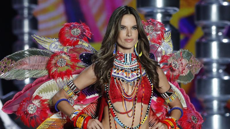 Model Alessandra Ambrosio wears a creation during the Victoria's Secret fashion show at the Mercedes-Benz Arena in Shanghai, China, Monday, Nov. 20, 2017. (Photo: AP) Model Alessandra Ambrosio wears a creation during the Victoria's Secret fashion show at the Mercedes-Benz Arena in Shanghai, China, Monday, Nov. 20, 2017. (Photo: AP)