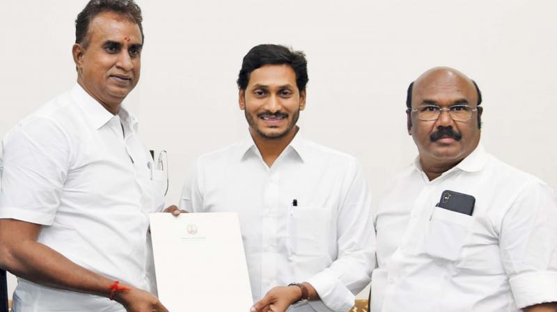 Ministers S.P. Velumani and D.Jayakumar meet Andra Pradesh CM Jagan Mohan Reddy in Vijayawada and submit a letter from CM Palaniswami for release of water from Kandaleru dam. (Photo: DC) Ministers S.P. Velumani and D.Jayakumar meet Andra Pradesh CM Jagan Mohan Reddy in Vijayawada and submit a letter from CM Palaniswami for release of water from Kandaleru dam. (Photo: DC)