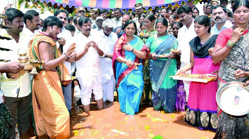 Minister Paritala Sunita offers Jalaharathi to a pond at CK Palli in Anantapur district on Wednesday. (Photo: DC) Minister Paritala Sunita offers Jalaharathi to a pond at CK Palli in Anantapur district on Wednesday. (Photo: DC)