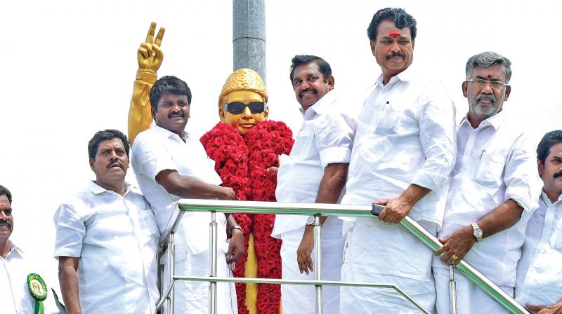 Chief Minister Edappadi K. Palaniswami garlands former Chief Minister MG Ramachandran at MGR centenary celebrations in Pudukkottai on Saturday. (Photo: DC) Chief Minister Edappadi K. Palaniswami garlands former Chief Minister MG Ramachandran at MGR centenary celebrations in Pudukkottai on Saturday. (Photo: DC)