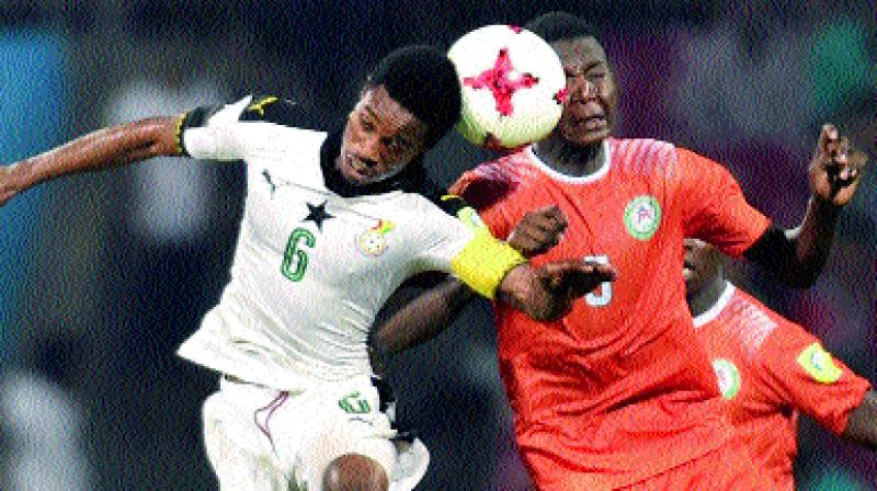 Ghana’s Eric Ayiah (left) vies for the ball with Farouk Idrissa of Niger in their pre-quarterfinal at the DY Patil Stadium in Mumbai on Wednesday. Ghana won 2-0. (Photo: AP) Ghana’s Eric Ayiah (left) vies for the ball with Farouk Idrissa of Niger in their pre-quarterfinal at the DY Patil Stadium in Mumbai on Wednesday. Ghana won 2-0. (Photo: AP)