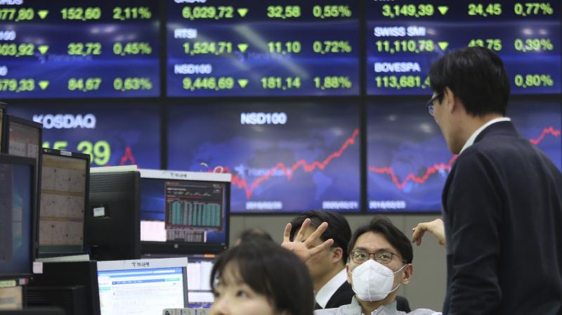 A currency trader wears a face mask at the foreign exchange dealing room of the KEB Hana Bank headquarters in Seoul, South Korea. AFP Photo