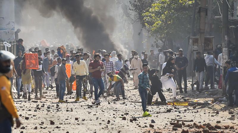 Violent clashes between opposing groups rock Delhi Violent clashes between opposing groups rock Delhi