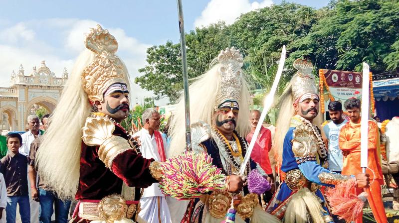 Artistes perform Raita Dasara near Mysuru Palace and (right) people in ethnic wear take part in heritage walk, on Tuesday. (Photo: KPN) Artistes perform Raita Dasara near Mysuru Palace and (right) people in ethnic wear take part in heritage walk, on Tuesday. (Photo: KPN)