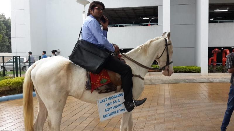 Dressed in formals with laptop bag slung around his shoulder, Bengaluru software engineer Roopesh Kumar Verma rode a horse to office. (Twitter | @poornima202) Dressed in formals with laptop bag slung around his shoulder, Bengaluru software engineer Roopesh Kumar Verma rode a horse to office. (Twitter | @poornima202)