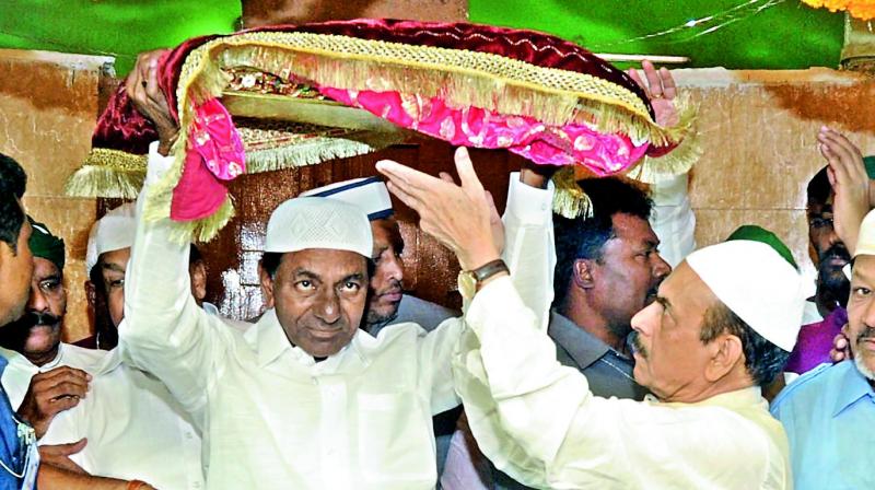 Chief Minister K. Chandrasekhar Rao offers a chaddar at the Jahangir Peer dargah at Kothur in Rangareddy district, assisted by Deputy CM Mahmood Ali. Chief Minister K. Chandrasekhar Rao offers a chaddar at the Jahangir Peer dargah at Kothur in Rangareddy district, assisted by Deputy CM Mahmood Ali.