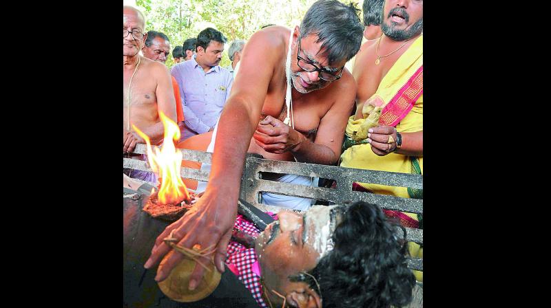 Family members perform the final rites during Srinivas Kuchibhotla’s funeral in the city. Kuchibhotla was murdered in a race crime on February 22, in Kansas, United States (Photo: DC) Family members perform the final rites during Srinivas Kuchibhotla’s funeral in the city. Kuchibhotla was murdered in a race crime on February 22, in Kansas, United States (Photo: DC)