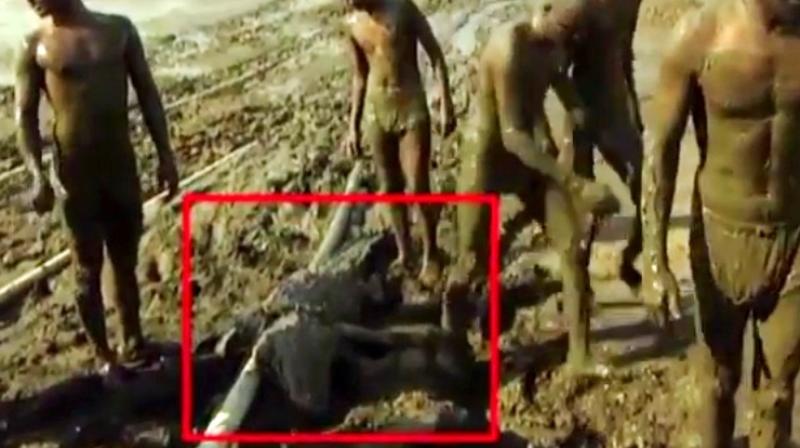 The villagers blamed the government for not desilting the river (Photo: YouTube) The villagers blamed the government for not desilting the river (Photo: YouTube)