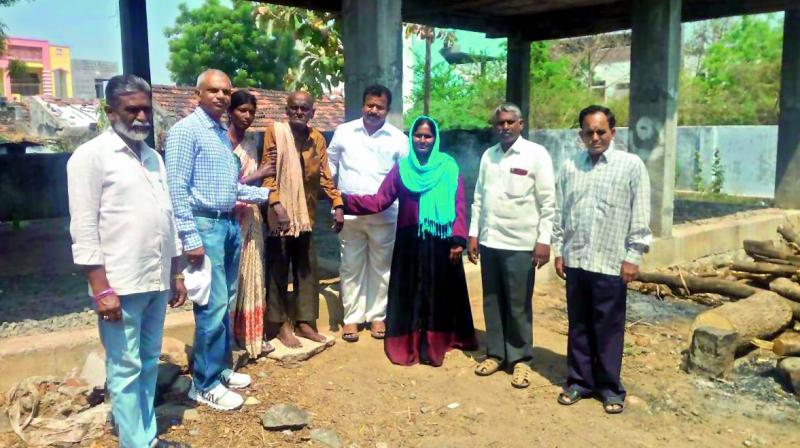 Locals hand over Adepu Ramanatham to the caretakers of Sahrudaya orphanage for the elderly on Thursday. (Photo: DC) Locals hand over Adepu Ramanatham to the caretakers of Sahrudaya orphanage for the elderly on Thursday. (Photo: DC)